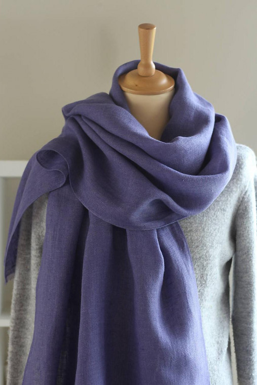 Elegantná dámska fialová šatka zo 100 % ľanu – jemná, hrejivá s koženým remienkom