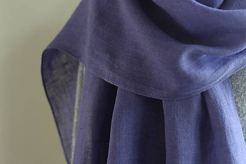 Elegantná dámska fialová šatka zo 100 % ľanu – jemná, hrejivá s koženým remienkom