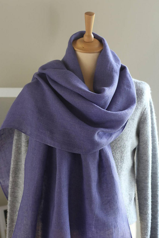 Elegantná dámska fialová šatka zo 100 % ľanu – jemná, hrejivá s koženým remienkom
