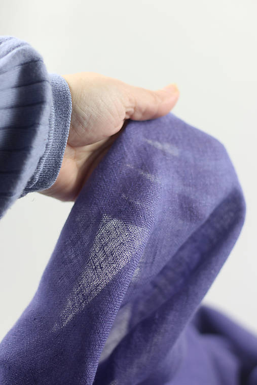 Elegantná dámska fialová šatka zo 100 % ľanu – jemná, hrejivá s koženým remienkom