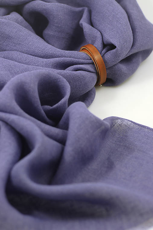 Elegantná dámska fialová šatka zo 100 % ľanu – jemná, hrejivá s koženým remienkom