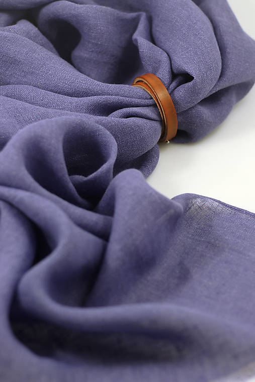 Elegantná dámska fialová šatka zo 100 % ľanu – jemná, hrejivá s koženým remienkom