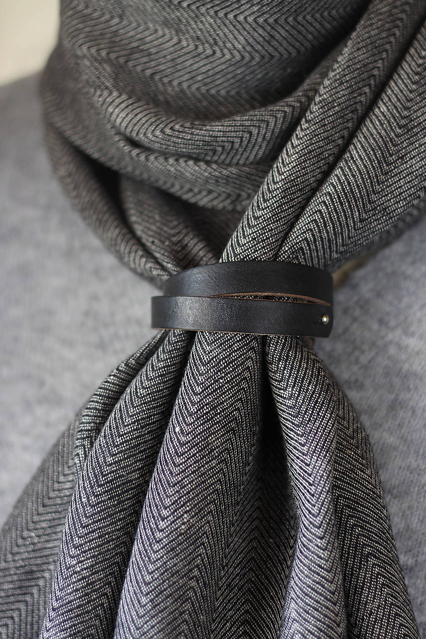 Elegantný čiernošedý šál zo 100% premium ľanu so vzorom herringbone