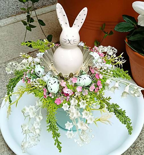 Dekorácie - Jarný aranžmán so zajačikom - 18119757_