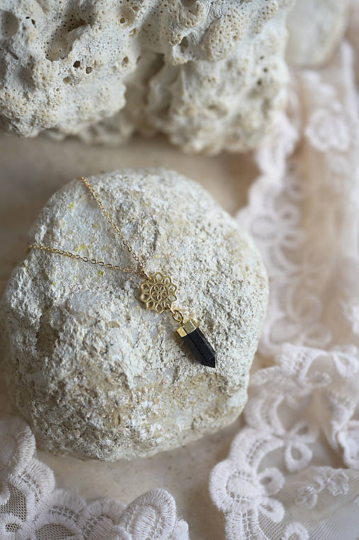 Retiazka mandala RADOSTI s krištáľom (variácie)