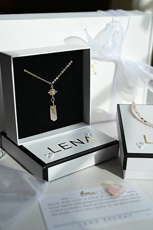 Retiazka s ornamentom a krištáľom (variácie)