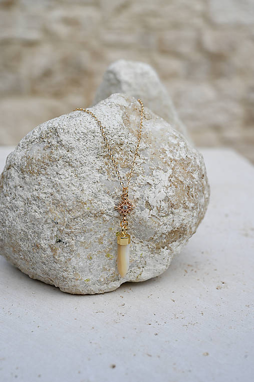 Retiazka s ornamentom a krištáľom (variácie)