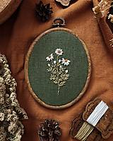 Dekorácie - Ručne vyšívaná ozdoba - Harmanček (zelený podklad) - 18120029_