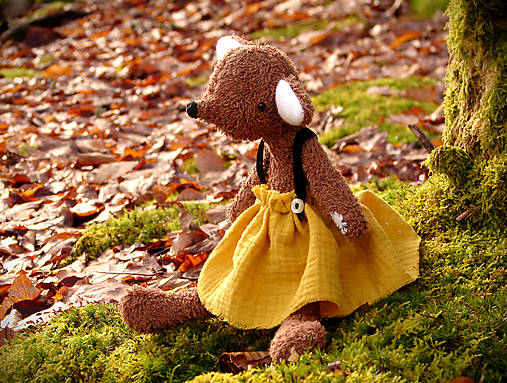 Hračky - hnedá "Pupy" v žltej sukničke z mušelínu - 18121154_