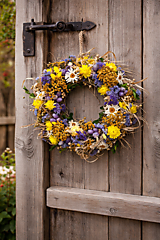  - Jarný veniec na dvere zo sušených kvetov v modrej a žltej farbe - 18122480_