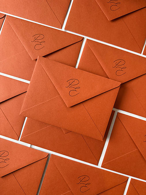 Papiernictvo - Obálka s iniciálmi terracotta 120g C6 - 18124758_