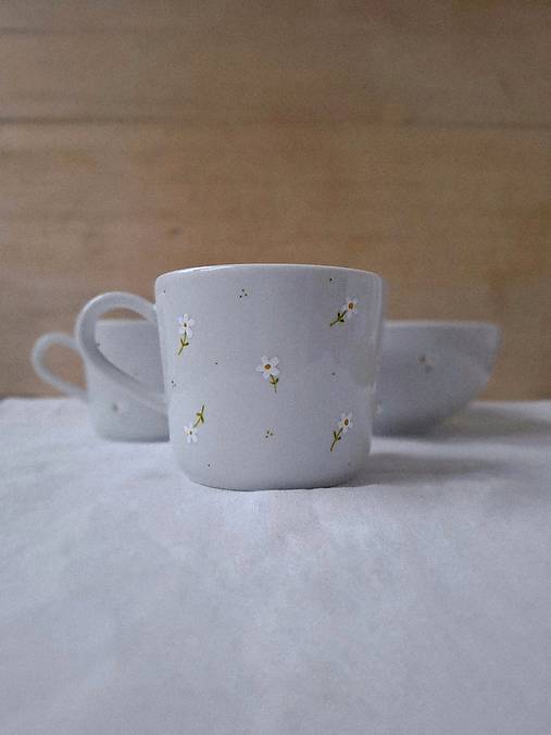 Nádoby - Porcelánová šálka Biele kvety (360 ml) - 18125894_