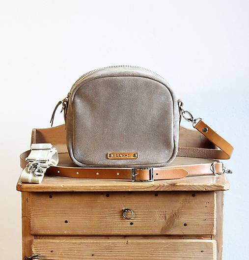 Kabelky - Kožená crossbody kabelka Nude - 18123528_