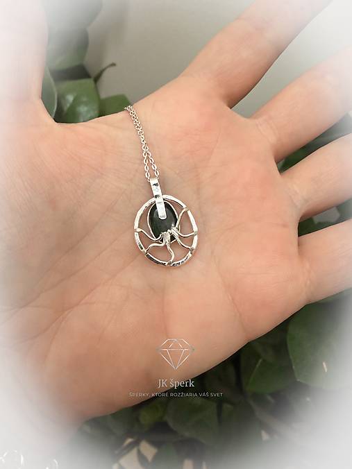 Strieborný 925/1000 prívesok so smaragdom