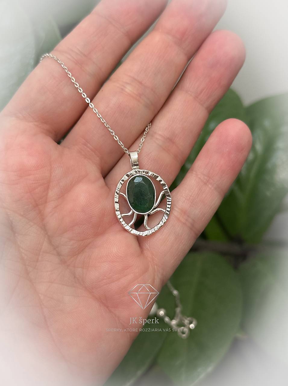 Strieborný 925/1000 prívesok so smaragdom