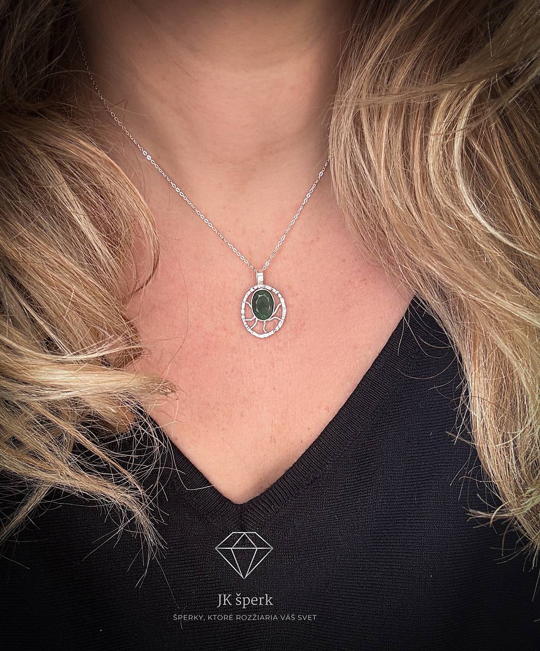 Strieborný 925/1000 prívesok so smaragdom