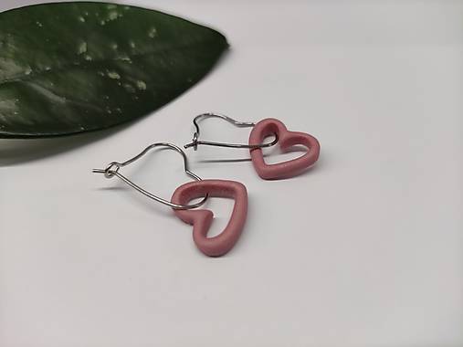 Ručne vyrábané náušnice – ružové srdiečka