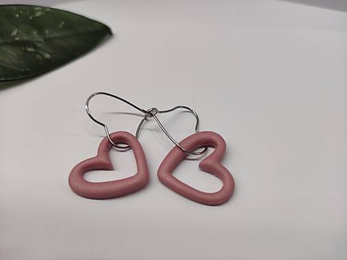 Ručne vyrábané náušnice – ružové srdiečka