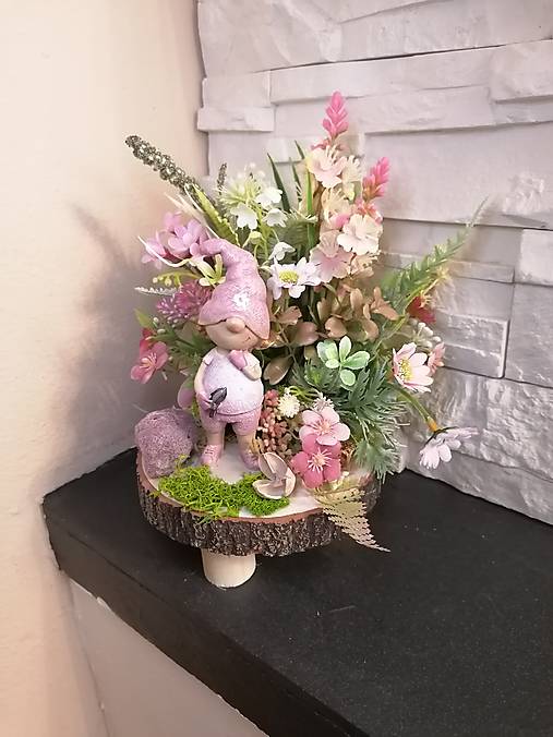 Dekorácie - Jarná dekorácia so škriatkom na podstavci - 18124501_