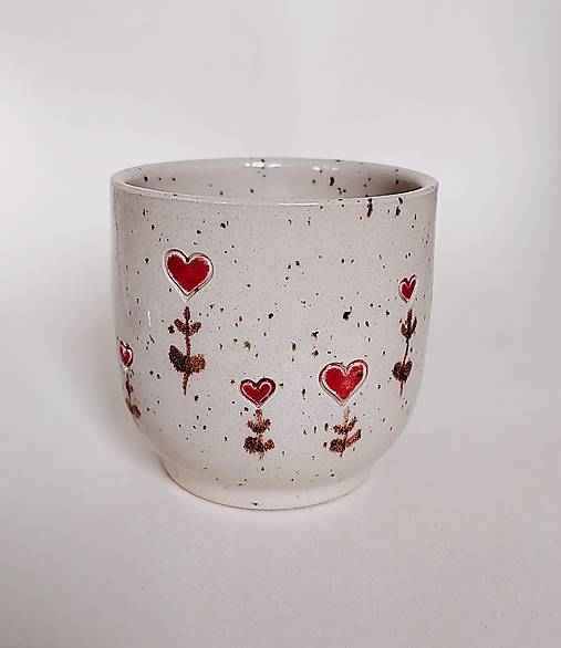 Nádoby - Keramický hrnček so srdiečkami - 18124561_