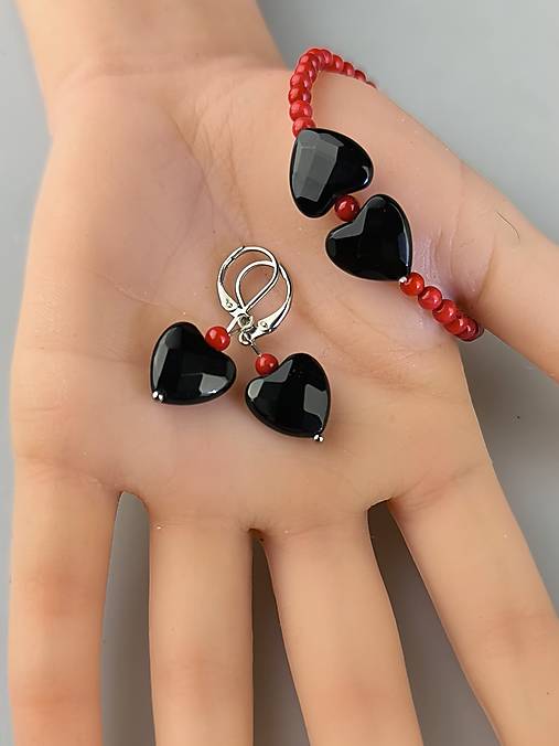 Sady šperkov - Valentínske náušnice a náramok červený koral a ónyx - 18126868_