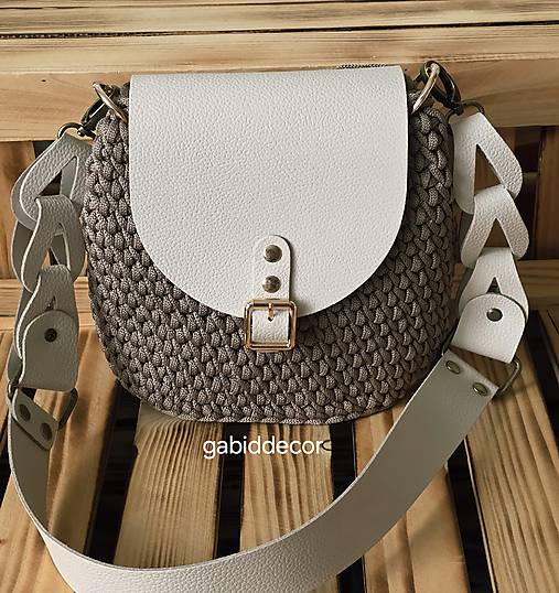 Háčkovaná kabelka s koženými komponentami (Kabelka + kožený ozdobný trak)