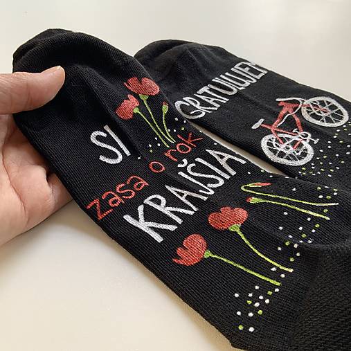 Maľované ponožky s nápisom: "Gratulujem / Si zasa o rok krajšia"