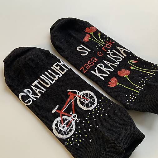 Maľované ponožky s nápisom: "Gratulujem / Si zasa o rok krajšia"
