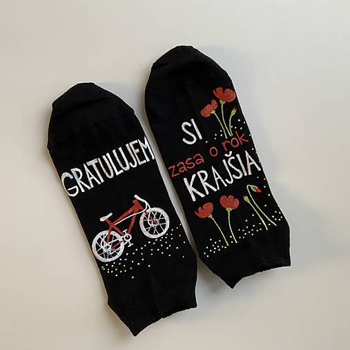 Maľované ponožky s nápisom: "Gratulujem / Si zasa o rok krajšia"