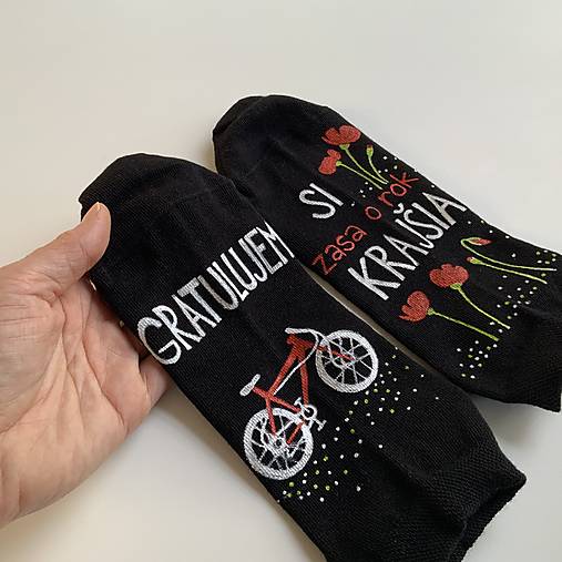 Maľované ponožky s nápisom: "Gratulujem / Si zasa o rok krajšia"