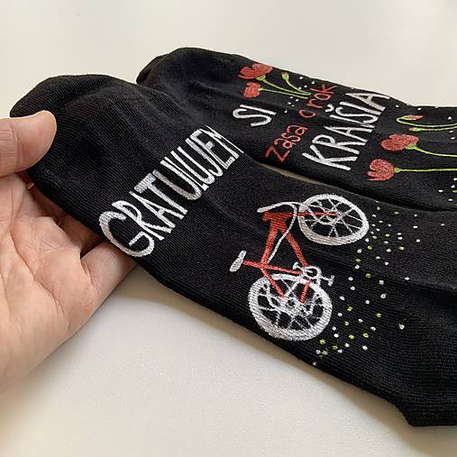 Maľované ponožky s nápisom: "Gratulujem / Si zasa o rok krajšia"