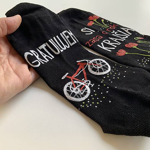 Maľované ponožky s nápisom: "Gratulujem / Si zasa o rok krajšia"