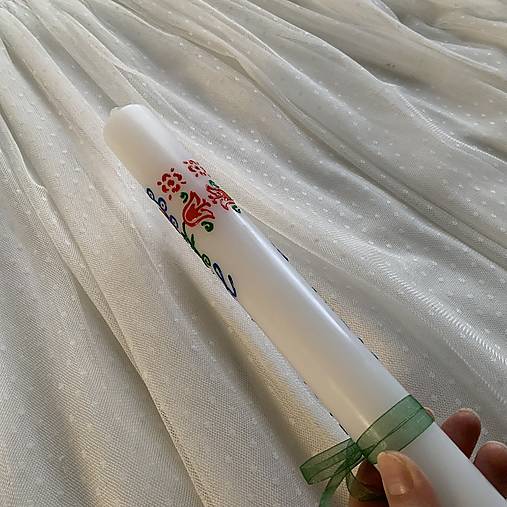 Ručne maľovaná krstná svieca s personalizáciou – 35 cm, biely vosk (21 pestrofarebná folk)