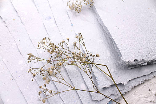 Papier - Ručný papier Biely s nádychom modrej - 18126602_