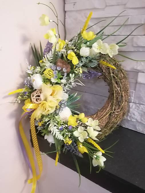 Dekorácie - Jarný kvetinovy veniec 35cm - 18128323_