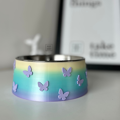 Pre zvieratá - Jedinečná miska pre psa s motýlikmi MARYBARY – dúhový dizajn s fialovou - 18126896_