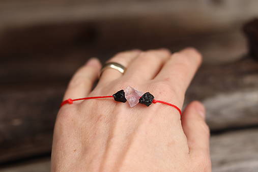 Šnúrkový náramok surový turmalín, ametyst