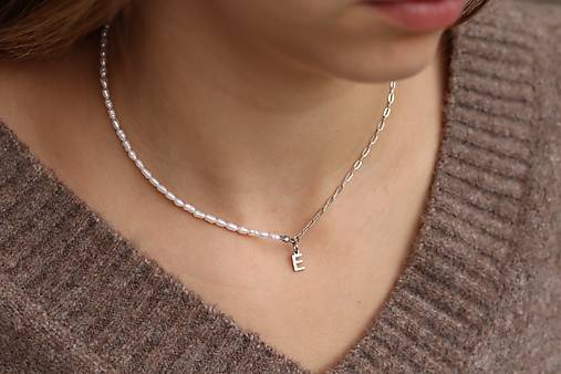 Perlový náhrdelník/retiazka s písmenkom