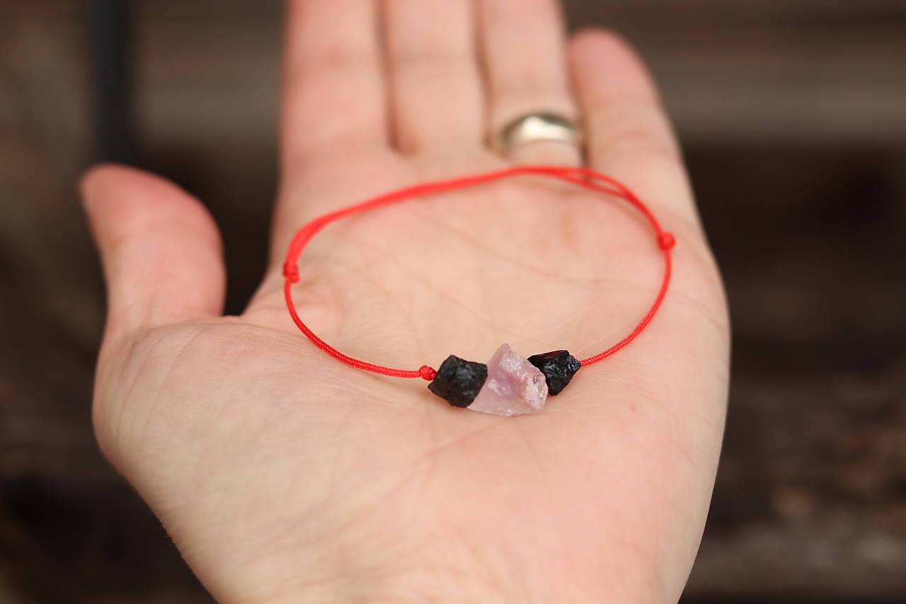 Šnúrkový náramok surový turmalín, ametyst