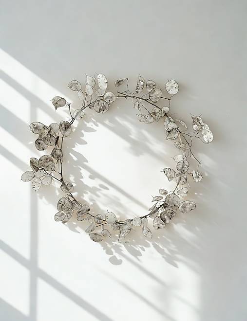 Dekorácie - Minimalistický veniec z mesačnice (Lunaria) – svadobná dekorácia - 18130222_