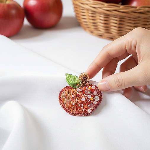 Brošne - Vyšívaná brošňa JABĹČKO - 18129374_