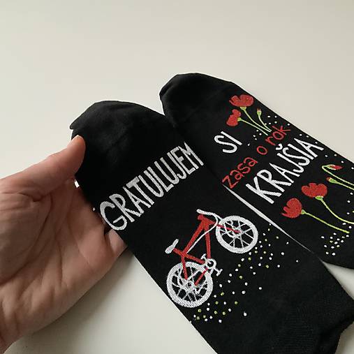 Maľované ponožky s nápisom: "Gratulujem / Si zasa o rok krajšia"