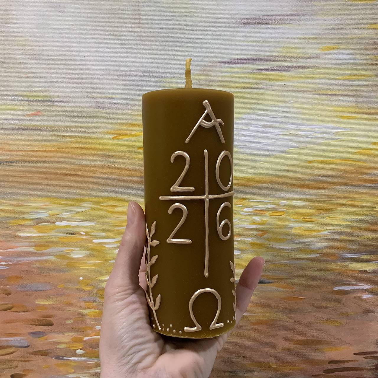 Maľovaný domáci paškál z čistého včelieho vosku “2026” Alfa a omega s  krížom