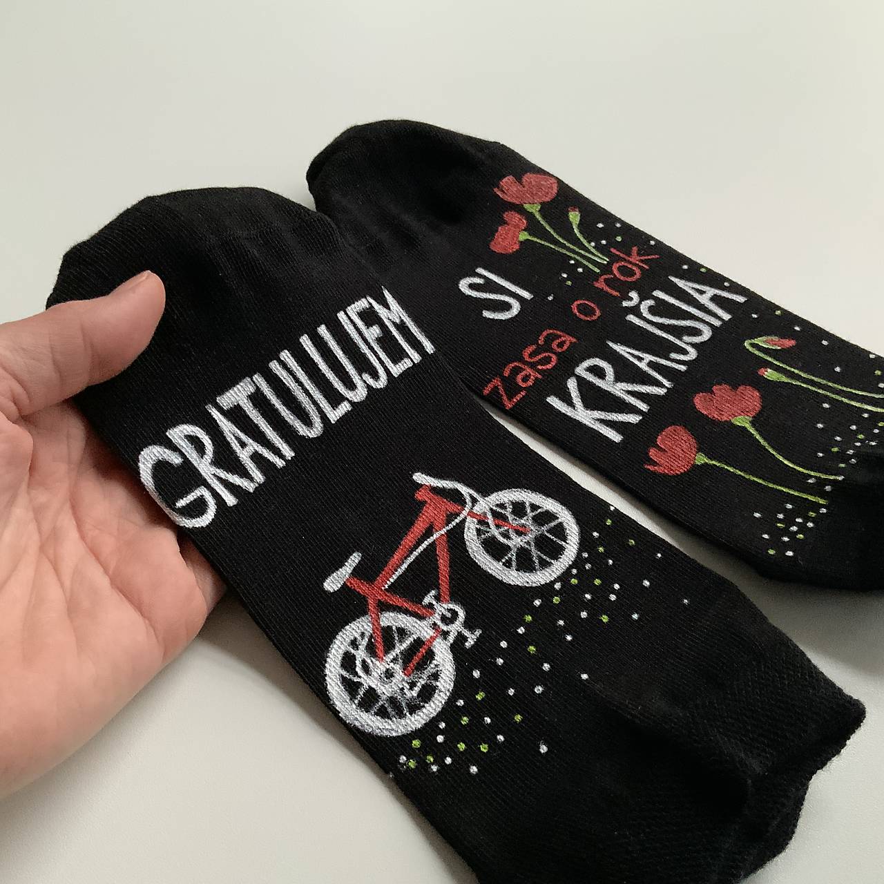 Maľované ponožky s nápisom: "Gratulujem / Si zasa o rok krajšia"