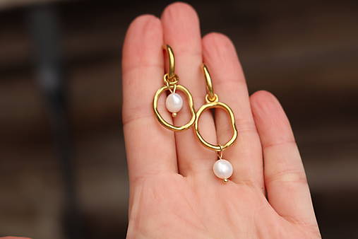 Asymetrické náušnice s perlami