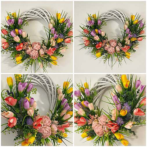 Jarný veniec na svetlom prutenom základe dekorácia na dvere