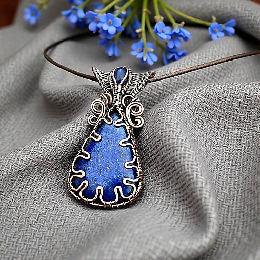 Náhrdelníky - Drôtikovaný prívesok s minerálom - lapis lazuli - 18132010_