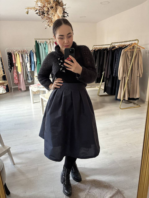 Tmavomodrá taftová záhybová sukňa s florálnou výšivkou