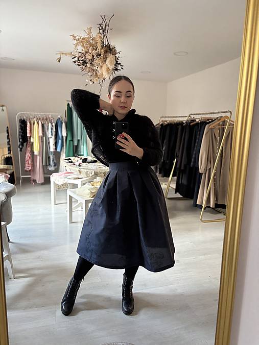 Tmavomodrá taftová záhybová sukňa s florálnou výšivkou