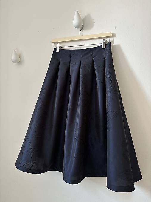 Tmavomodrá taftová záhybová sukňa s florálnou výšivkou